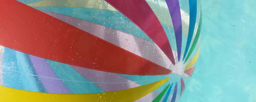 Det kan være tillokkende at rejse til sydligere himmelstrøg for at jagte den gode plads ved poolen. Overvej at få en swimmingpool i din egen have.