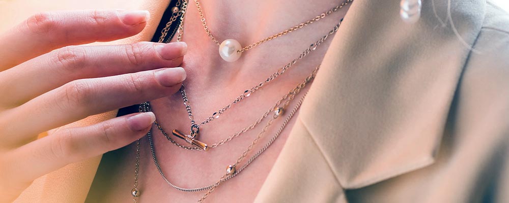 Flotte vandfaste smykker fra Lelafine: Sådan plejer du dine smykker for langvarig skønhed