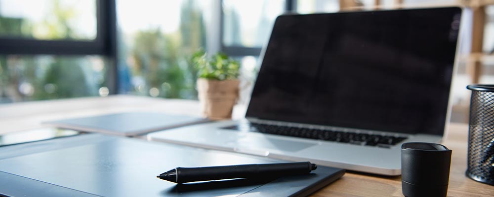 Kundesupport og service Lenovo er kendt for sin omfattende kundesupport og service. De tilbyder: ● Dedikeret teknisk support via telefon, chat og e-mail ● Omfattende online ressourcer, herunder drivere, manualer og fejlfindingsguides ● On-site service for udvalgte produkter ● Udvidede garantimuligheder for ekstra tryghed Denne kundefokuserede tilgang har hjulpet Lenovo med at opbygge en loyal kundebase og styrke deres position på markedet. Fremtidsperspektiver for Lenovo Lenovo fortsætter med at innovere og udvide deres produktportefølje. Nogle af de områder, hvor vi kan forvente spændende udviklinger, omfatter: ● Øget fokus på AI og maskinlæring i deres produkter ● Videreudvikling af VR- og AR-teknologier ● Fortsat ekspansion inden for smarte hjemmeløsninger ● Yderligere fremskridt inden for bæredygtig produktion og produktdesign Med deres stærke position på markedet og dedikation til innovation er Lenovo godt rustet til at møde fremtidens teknologiske udfordringer og muligheder. Uanset om du er en professionel, der har brug for en pålidelig arbejdscomputer, en gamer på jagt efter den ultimative ydeevne, eller blot en almindelig bruger, der søger kvalitet og værdi, har Lenovo sandsynligvis en løsning, der passer til dine behov. Udforsk Lenovos innovative produktsortiment og oplev, hvordan deres teknologi kan forbedre din hverdag og arbejdsliv.