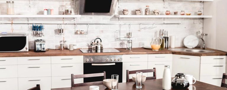 Familievenligt køkkendesign i Odense skaber en hyggelig hverdag