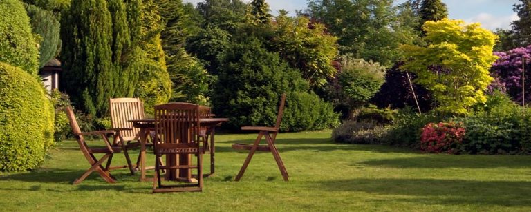 Bring tilværelsen udenfor med moderne havemøbler