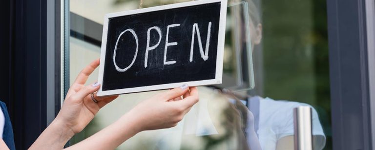 Skilt med virksomheden i bogstavelig forstand